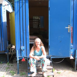 Steffi am Circuswagen